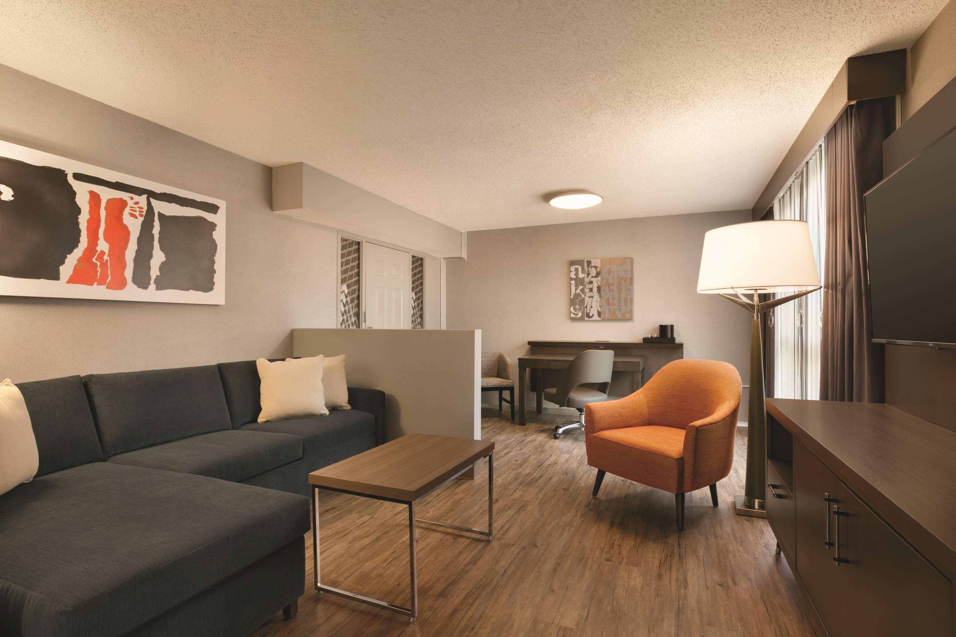 Embassy Suites By Hilton Richmond Dumbarton Екстериор снимка