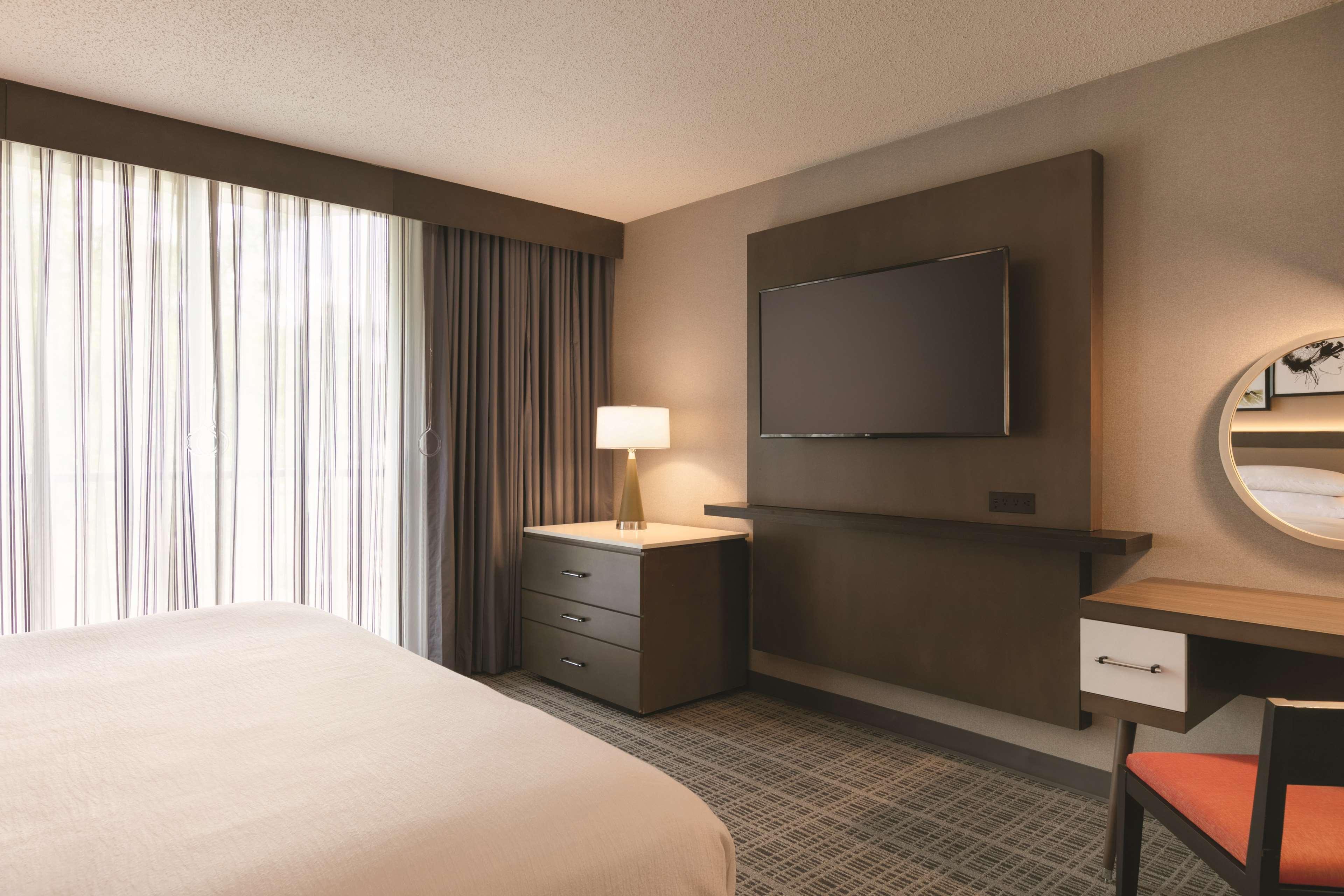 Embassy Suites By Hilton Richmond Dumbarton Екстериор снимка