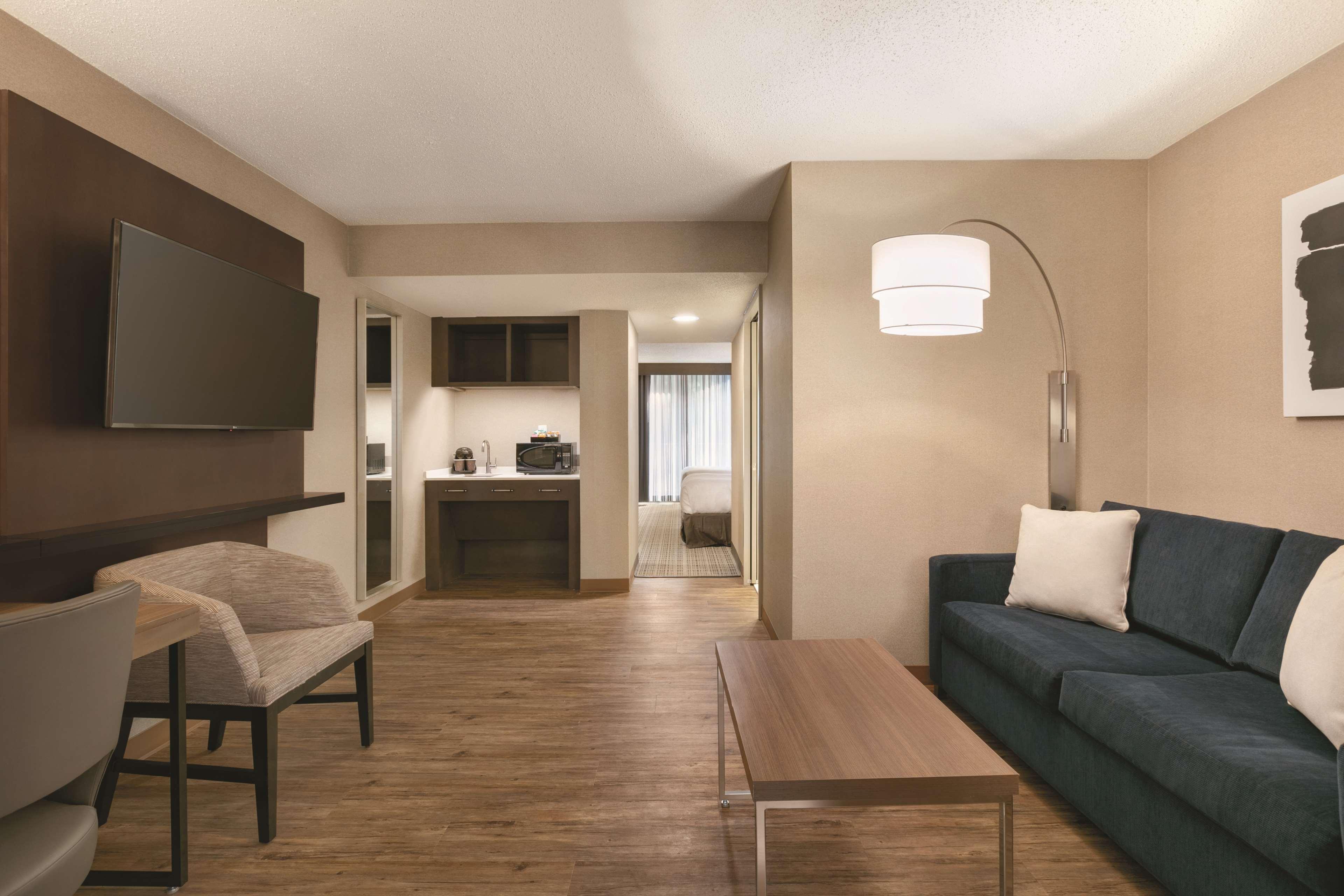 Embassy Suites By Hilton Richmond Dumbarton Екстериор снимка