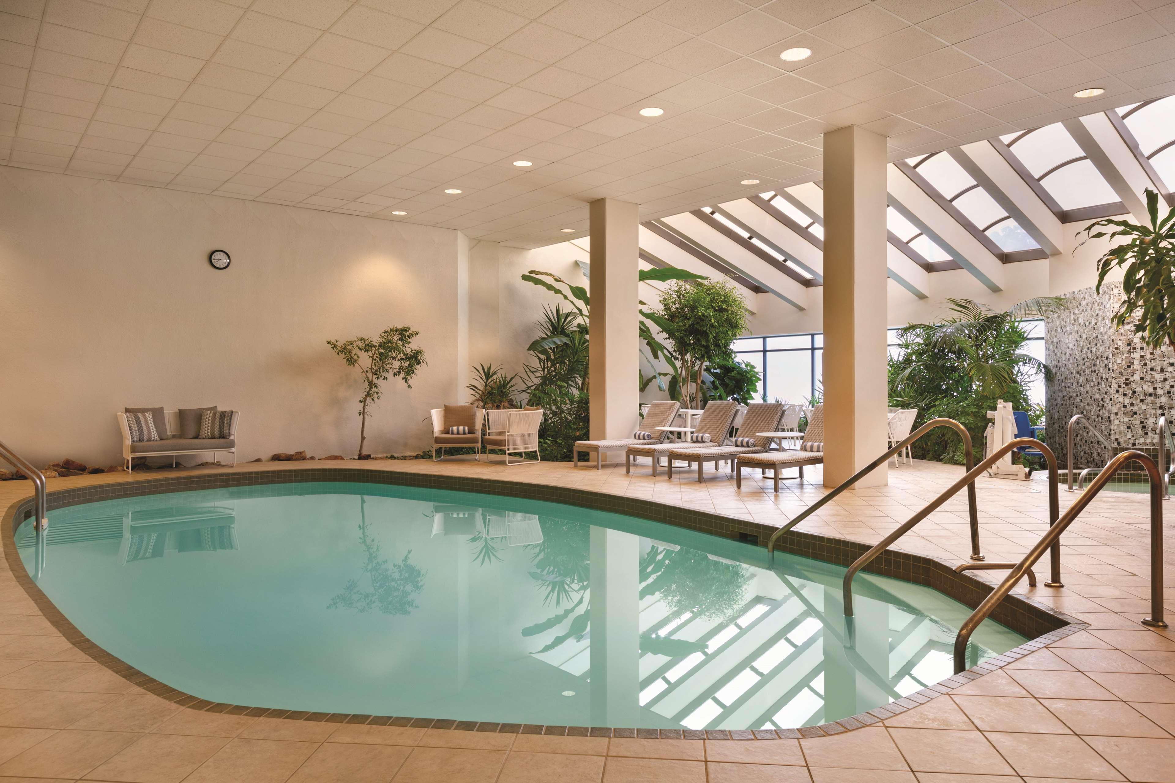 Embassy Suites By Hilton Richmond Dumbarton Екстериор снимка